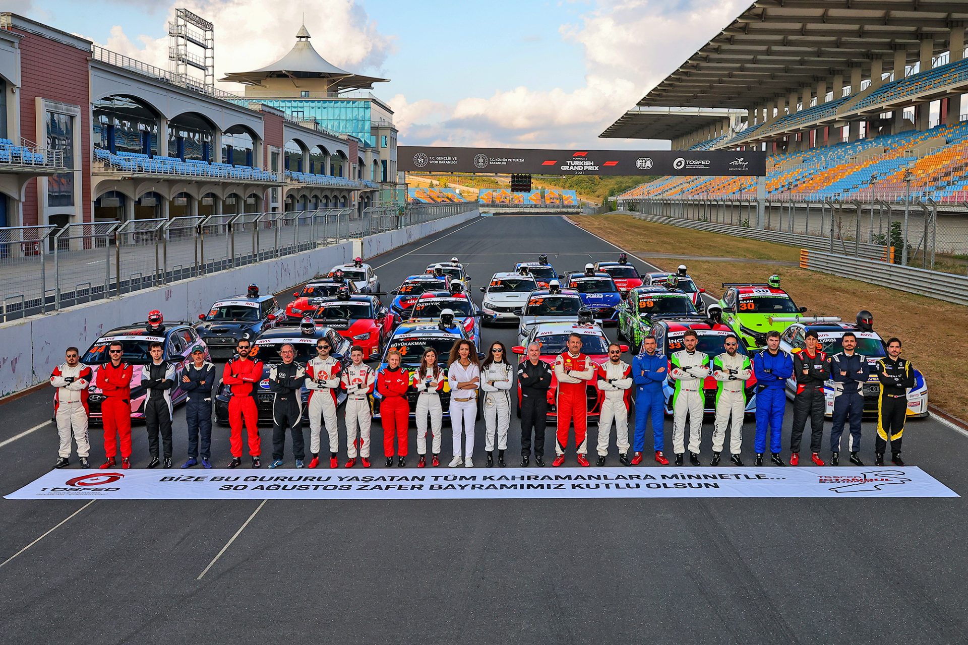 AVIS 2026 Türkiye Pist Şampiyonası Zafer Kupası sporcuları İstanbul Park start düzlüğünde