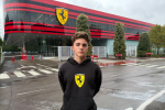 Alp Aksoy, Ferrari binası önünde; 2027 Ferrari Sürücü Akademisi duyurusuyla paylaşılan fotoğraf