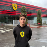 Alp Aksoy, Ferrari binası önünde; 2027 Ferrari Sürücü Akademisi duyurusuyla paylaşılan fotoğraf