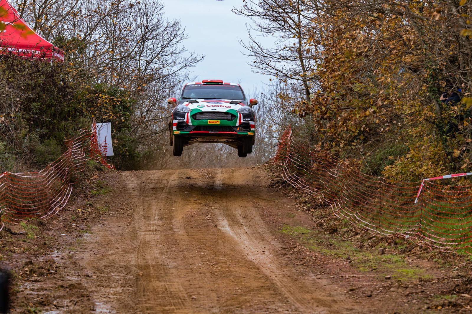 Toprak etapta sıçrayan Ford ralli otomobili